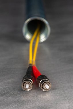 Bağlayıcıları olan fiber optik yama kablosu