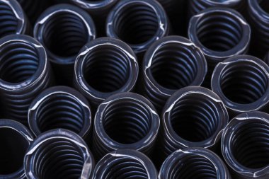 Üst üste yığılmış PVC plastik boruların kapatılması