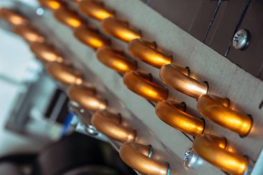 Klima tesisatındaki bakır tüp, yakın plan.