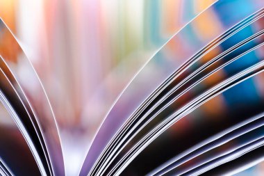Renkli arkaplanı olan kitap sayfalarını aç