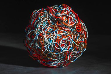 Karmaşık renkli kablolar topu