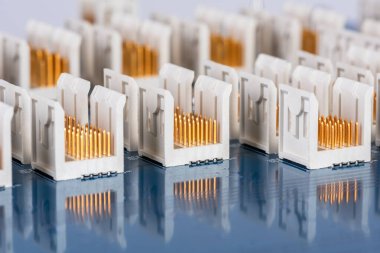 Elektrik konnektörü, basılı devre kartındaki iğne başlığı, yakın plan.