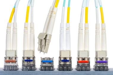 Düğmeye gbic bağlı optik fiber yama kabloları