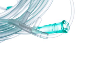 Bağlayıcılı oksijen hortumu, tıbbi seviyedeki oksijenin kontrollü iletimi için bileşen, beyaz arkaplanda izole edilmiş yakın plan.