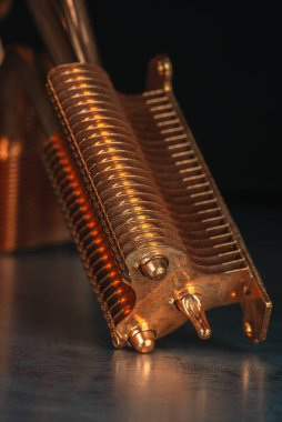 Metal arkaplanda bakır bilgisayar radyatörü