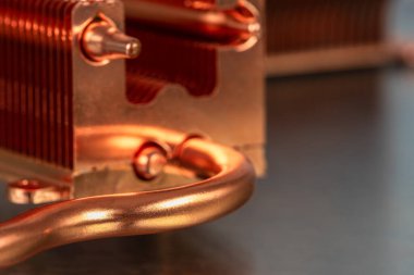 Bilgisayar işlemcisini soğutmak için kullanılan bakır radyatörler, makro görünüm