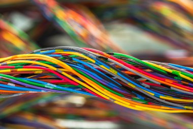 Renkli elektrik kablo bilgisayar ve haberleşme ağı