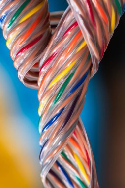 Düz renkli kablo kurdele bilgisayarı kabloyu bağlıyor