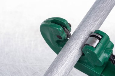 Alüminyum boruyu kesmek için kullanılan kesme aracı