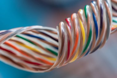 Düz renkli kablo kurdele bilgisayarı kabloyu bağlıyor