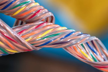 Kabloyu birbirine bağlayan çok renkli kablo kurdelesi bilgisayarı