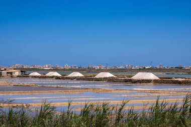 Marsala, Trapani, Sicilya 'daki tuzlama göleti.