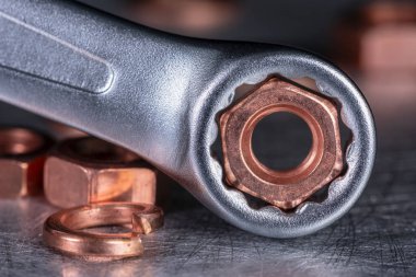 Cevizli İngiliz anahtarı, atölye el aleti, yakın plan.