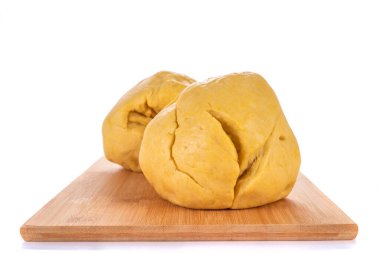 Beyaz arka plan üzerinde çiğ hamur ile ahşap tahta