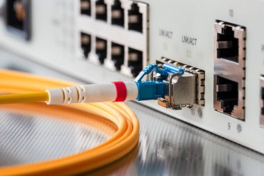 Fiber optik yama kablosu ofis internet ağına bağlandı