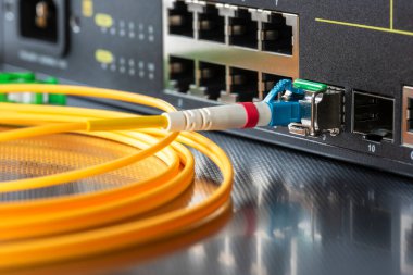 Fiber optik yama kablosu ofis internet ağına bağlandı