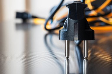 Metal yüzeyde elektrik destek kablosu kablosu ile yakın çekim.