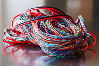 Renkli elektrik telekomünikasyon kablosu döküntüsü yakın plan, geri dönüşüm endüstrisi