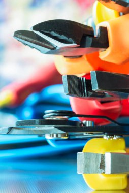 Aletlerin kümesi ve elektrik kurulumunda kullanılır, yakın plan