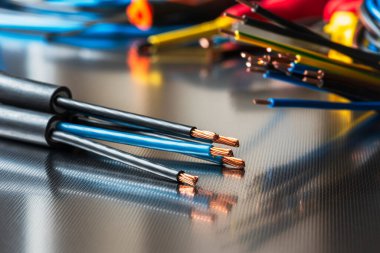 Arka planda metal atölye teble üzerinde araçları olan elektrik kablosu