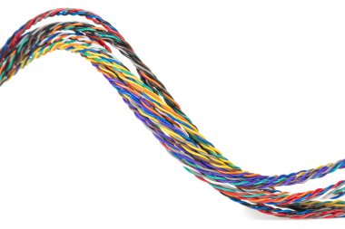 Beyaz arkaplanda izole edilmiş renkli elektrik kablosu