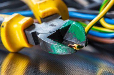 Kerpeten ve elektrik kablosu kesme, elektrik atölyesi aracı