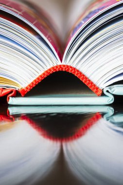 Açık kitap sayfalarının kapatılması