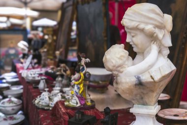 Bit pazarında çocuklu genç bir kadının heykel büstü İtalya