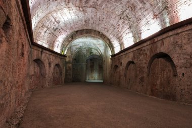 Şehrin duvarlarının altındaki geçit, Saint Martin Kalesi, Lucca İtalya