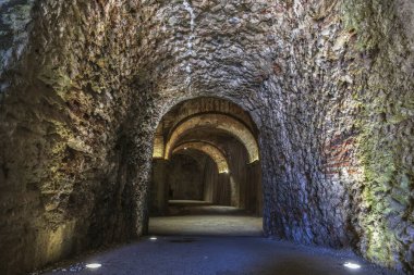 Şehrin duvarlarının altındaki geçit, Saint Martin Kalesi, Lucca İtalya