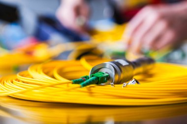 Fiber optik bağlantıyı ölçmek, test etmek ve temizlemek için bileşen