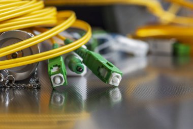 Optik ağda fiber optik kabloları kontrol eden lazer test cihazı ile yama kablosu