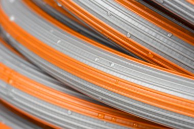 Bahçe hortumu, su damlaları, yakın görüş.