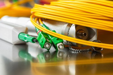 IT ağındaki fiber optik bağlantıları ölçmek ve test etmek için ekipman, yakın plan görünüm
