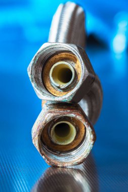 Eski örülmüş paslanmaz çelik su hortumu.