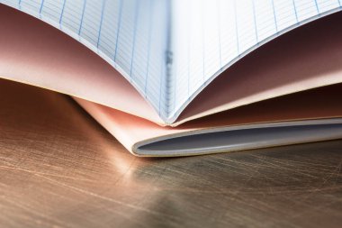 Çalışma Kitapları Masanın Üzerinde Uzanır