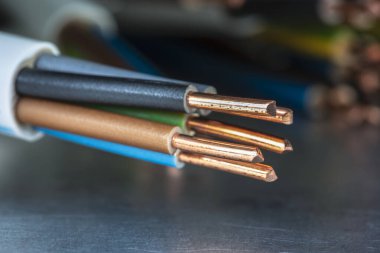 Elektrik yükleme için kullanılan bakır kablo
