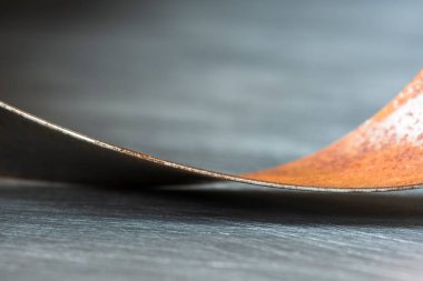 Metal yüzeyde soyut çelik kıvrımları ve dalgalar