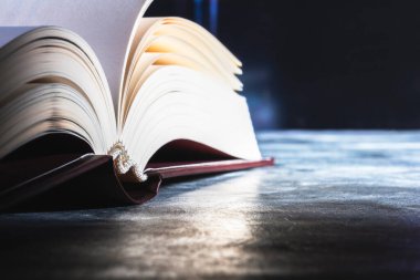 Açık sert kapak sayfaları ton koyu arkaplan, yakın görünüm