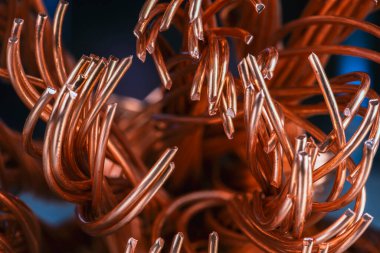 Parlak bakır kablo, yakın plan, koyu arkaplan