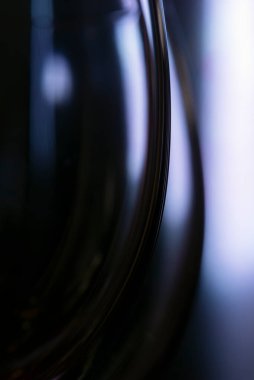 İki şarap kadehinin silueti. Karanlık arka plan, yakın plan.