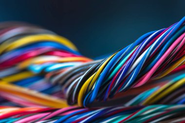 Renkli elektrik kabloları ve kablolar yakın plan.