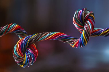 Koyu arkaplanda renkli elektrik kablosu