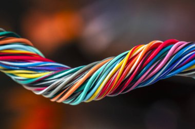 Arkaplanda renkli elektrik kabloları ve kablolar