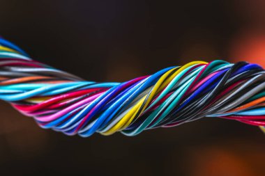 Koyu arkaplanda renkli elektrik kablosu
