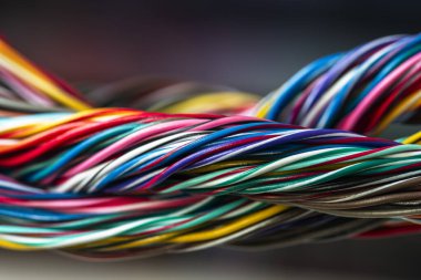 Renkli elektrik kablosu ve kablo demeti