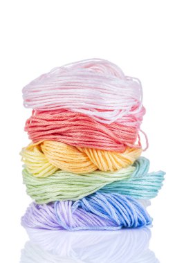 Beyaz arkaplanda izole edilmiş çeşitli renklerde pamuk kablosu