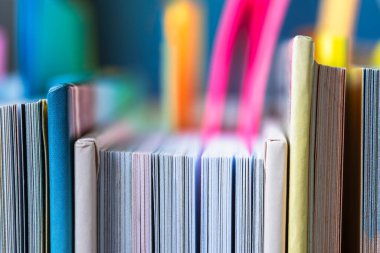 Renkli yer imlerine sahip ciltli kitapların satırı