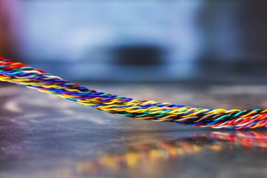 Matematik yüzeyinde ton arkaplan ile renkli elektrik kablosu ve kablo