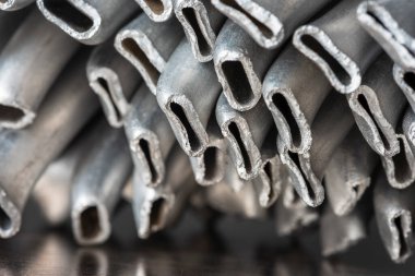 Parçalanmış alüminyum hurdaların yakın çekimi, hurdalıkta geri dönüşüme hazır hurda yığını.